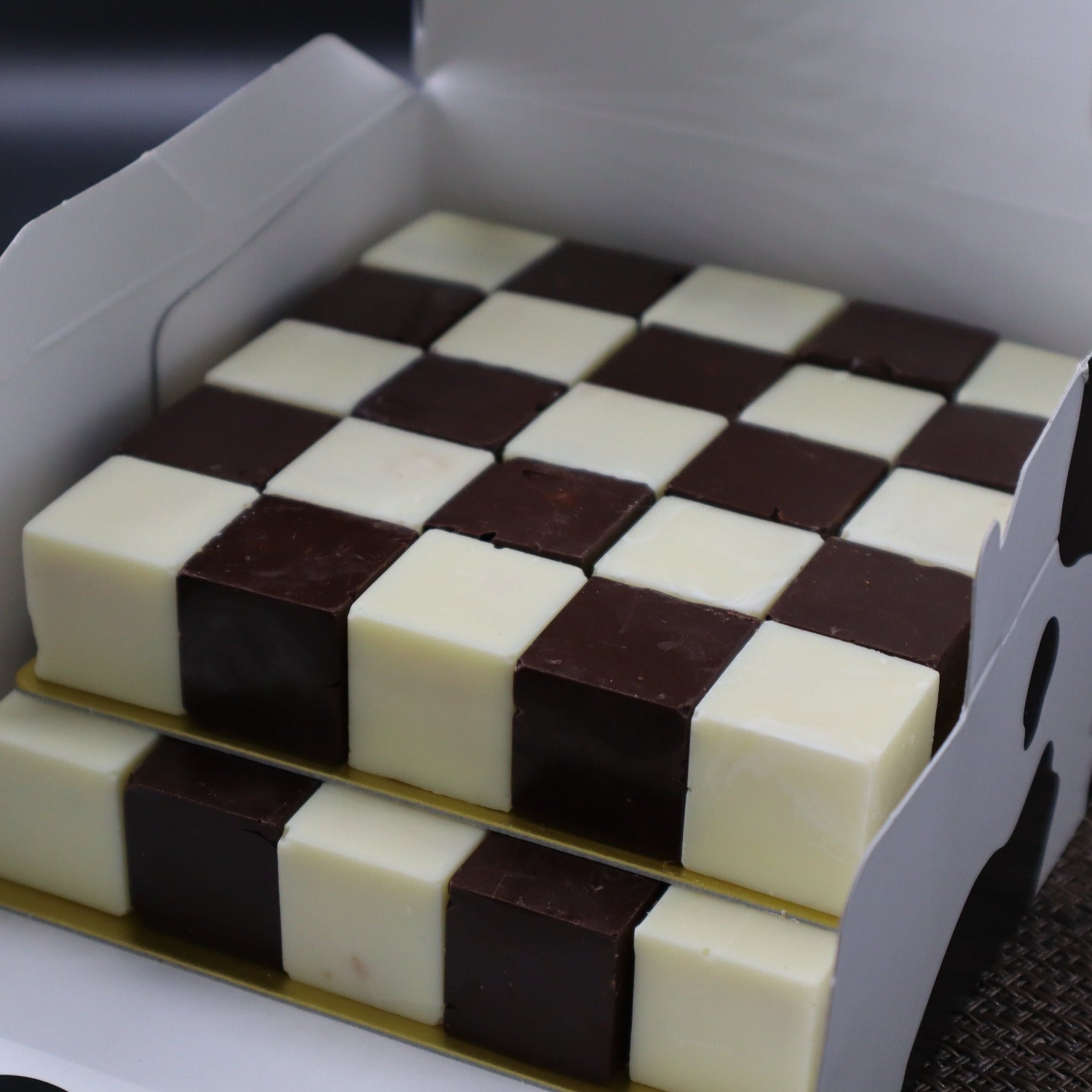 お絵描きピクセルチョコレート ホワイトチョコレート&チョコレートセット ズームアップ