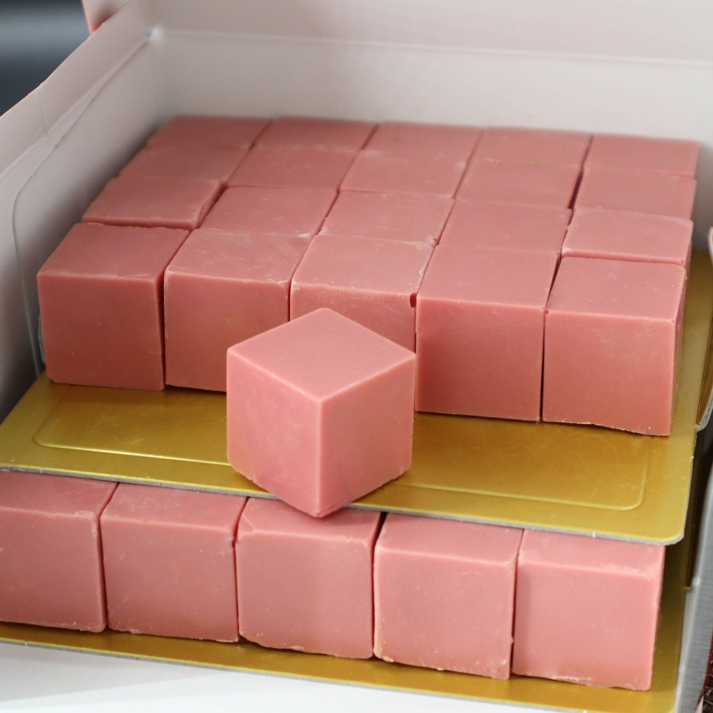 積み木なチョコラスク いちごチョコレート箱入り ズームアップ