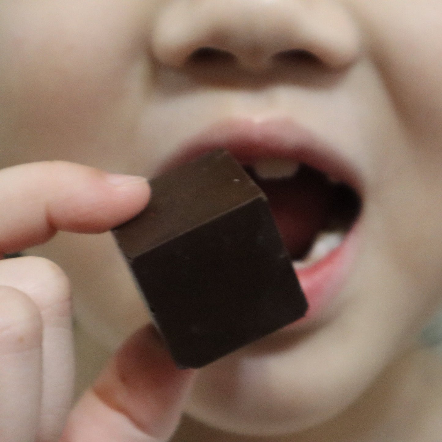 お子様のちっちゃな口には大きな一口